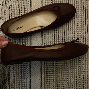 Ballerinaskor  - Ballerinaskor stl 38, fint skick. Burgundy eller vinröd färg 