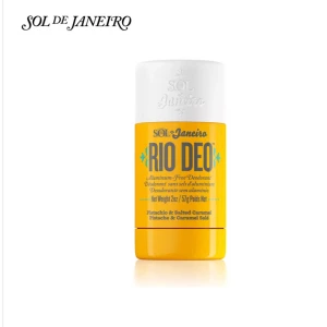 Icke-använd Sol de Janeiro Rio Deo - Sol de Janeiro Rio Deo är en aluminiumfri deodorant med en doft av pistage och saltad karamell. Den kommer i en gul förpackning med en vit kork och innehåller 75 g produkt. 