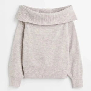 Beige offshoulder tröja - Mysig beige offshoulder tröja med ribbad krage och långa ärmar. Perfekt för kyliga dagar när du vill vara både bekväm och stilren. Aldrig använd mer än 1 gång🥰