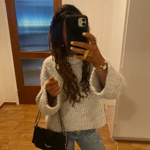 Grå stickad tröja - Säljer en mysig grå stickad tröja från Gina Tricot. Jättefin passform och såå gosig. Den är lite nopprig men det märker man knappt.  Priset är diskuterbart. 💕💕