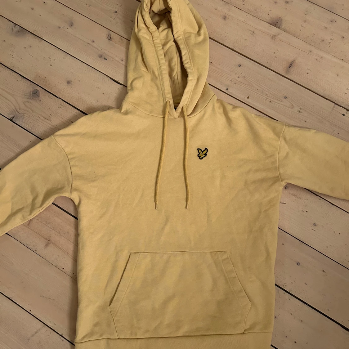 Gul hoodie från Lyle & Scott