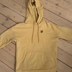 Gul hoodie från Lyle & Scott - Hoodie från Lyle & Scott. Inte mycket använd så i väldigt fint skick!