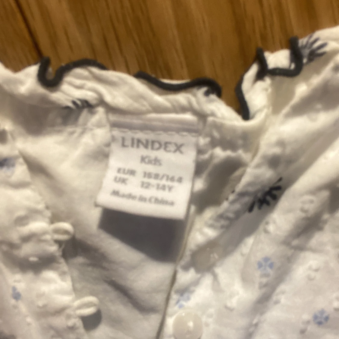 Vit blus med blommönster från Lindex - 91