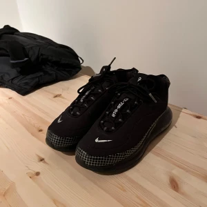 Svarta sneakers från Nike, Nike MX-720-818 Junior - Snygga svarta Nike sneakers med vita detaljer och snörning. Skorna har en modern design med en bekväm sula och är perfekta för vardagsbruk.