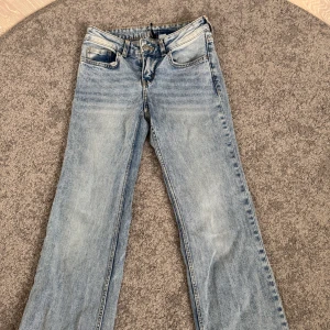 Blå jeans med bootcut😚💖💖 - Säljer ett par klassiska blå jeans med bootcut-stil. De har en knapp och dragkedja framtill samt fem fickor. Storlek 32! Säljer för dem tyvärr är för långa för mig.
