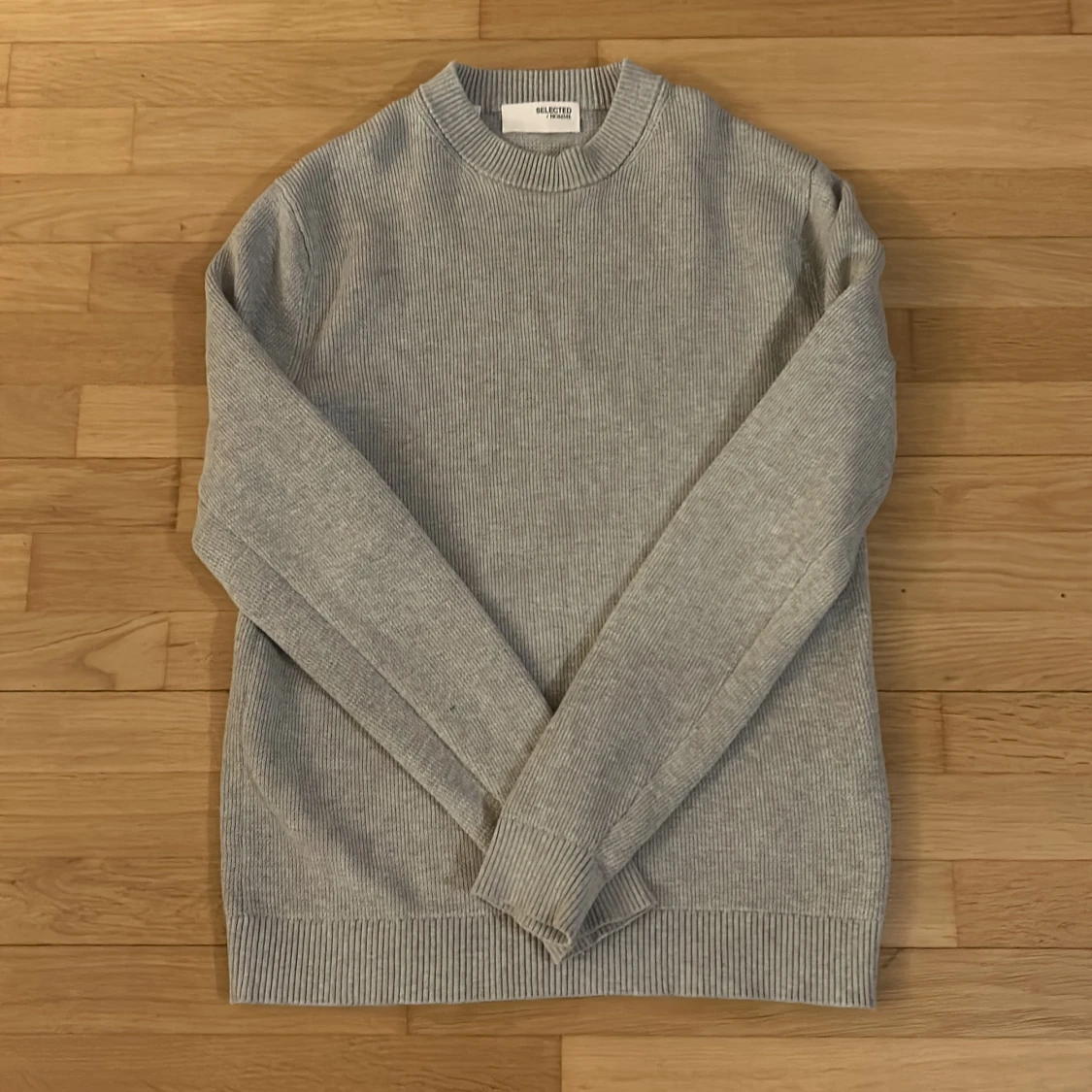 Grå stickad tröja från selected home 