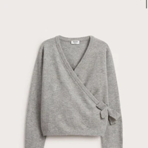 Grå omlottkofta  - Mysig grå omlottkofta från Kappahl i mjukt material. Koftan är köpt nyligen men jag har bara dragit bort prislappen.