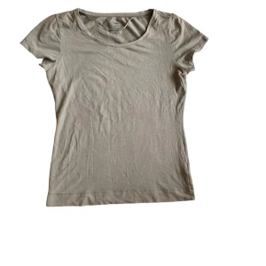 H&M t-shirt  - Säljer denna kortärmade tröja från H&M då den är för stor för mig. Den har inget synligt slitage. Fler bilder och frågor? Skicka dm