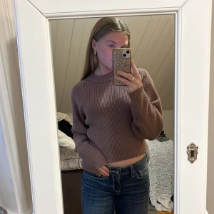 Brun ribbad tröja från Bik Bok - Säljer en snygg brun ribbad tröja från Bik Bok i storlek S. Tröjan har en croppad passform och långa ärmar💞