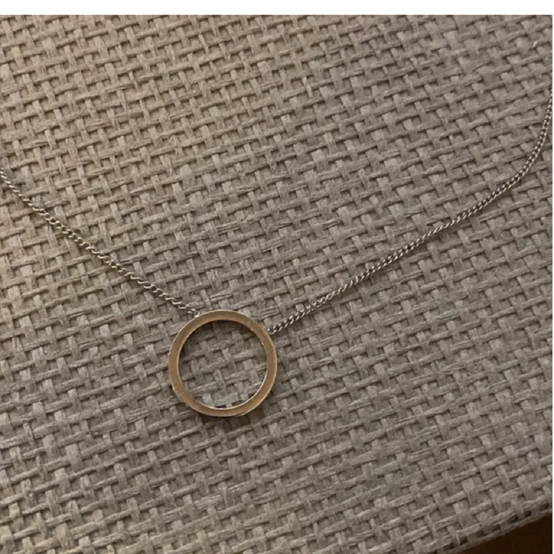 Silverfärgat halsband med cirkelberlock - 91