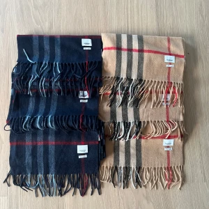 6 stycken Burberry halsdukar - Tjena! Säljer av de sista halsdukarna från min leverantör! Det är en riktigt steal att köpa då de blir extremt billiga styckvis om man köper alla. Det är 100 procent cashmere och utöver de vanliga är det även av den lite nyare modellen! Detta paket är även väldigt bra för den som vill starta upp att resella! Hör av dig vid frågor!