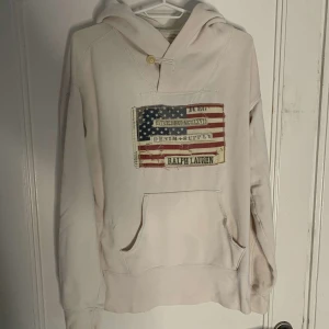 Ralph lauren hoodie - Riktigt fet och sällsynt hoodie ifrån Ralph lauren. Just denna typ av hoodie är eftertraktat och sällsynt. Fraktar spårbart via PostNord på köparens bekostnad. Hör av er vid frågor eller funderingar. Modellen är 177 väger 63kg ish.  Allt gott// Armadio💫