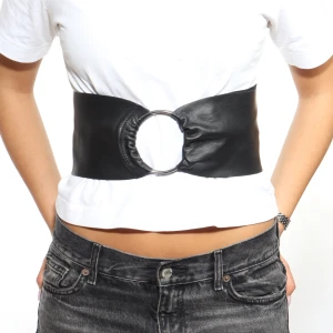 Svart brett bälte med stor ringdetalj - Snyggt svart bälte i skinn med en stor silverfärgad ringdetalj framtill. Perfekt för att ge en stilren touch till din outfit. Bältet är brett och justerbart🤍