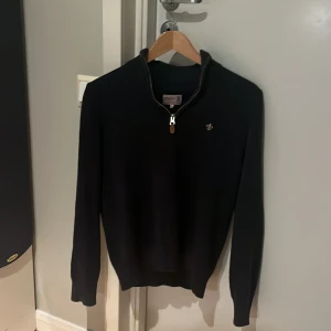 Half zip Morris - Snygg mörkblå  tröja från Morris med dragkedja och en liten broderad detalj på bröstet. Perfekt för en stilren look. Tröjan har långa ärmar och en klassisk passform. Pris kan diskuteras vid en snabb affär ! 