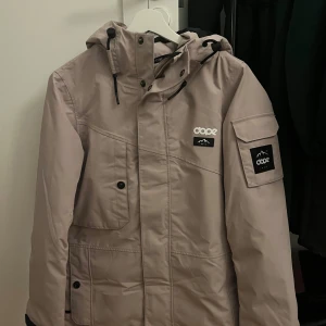 Beige jacka från Dope - Säljer en beige skidjacka från Dope. Mycket bra skick (nypris 2 099 kr)