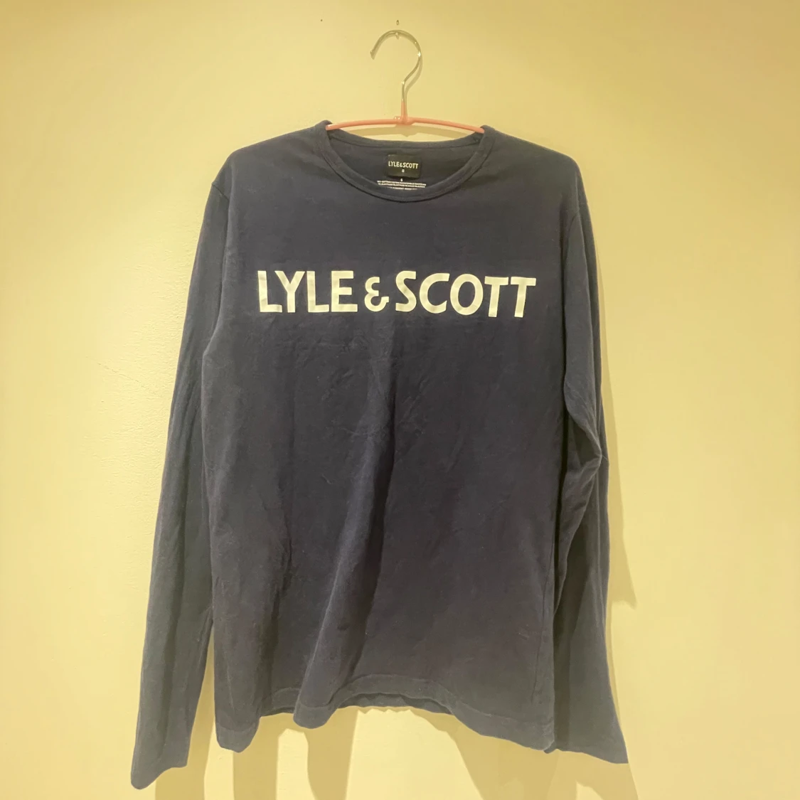 Mörkblå långärmad tröja från Lyle & Scott