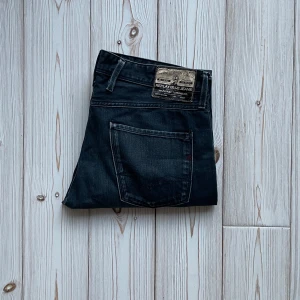 Replay anbass - Säljer nu ett par feta Replay anbass jeans i riktigt bra skick. Nypris: 1199. Mitt pris: 350. Skriv vid minsta lilla fråga! 🤩