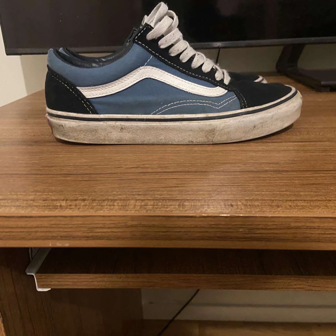 Blå och svarta sneakers från Vans