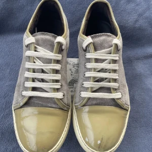 Lanvins  - Snygga lanvins i storlek 41 men något små så skulle säga att de passar 40 med. Skorna är i bra skick men finns en liten defekt på vänstra toeboxen. Pris kan diskuteras. MVH Theo 