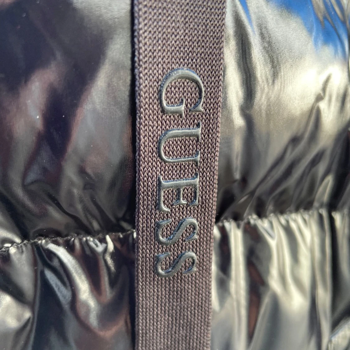 Svart pufferjacka från Guess - 3