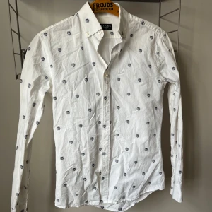 Vit skjorta från Tiger of Sweden - Snygg skjorta! Fint skick hör av er vid frågor 