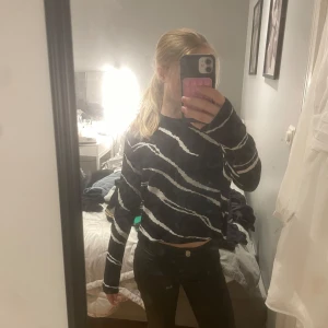 Mönstrad Stickad tröja  - Super fin stickad tröja men använder inte längre🤍 pris kan diskuteras. 