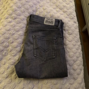 Grå jeans från Replay - Snygga grå jeans från Replay i modell wallys med klassisk femficksdesign. De har en modern passform och är tillverkade i ett slitstarkt denimtyg. 🔴Nypris: 1100 kr, 🟢Mitt pris: 600 kr Använda varsamt, endast ett fåtal gånger, utan synliga defekter. Skriv vid minsta fundering.