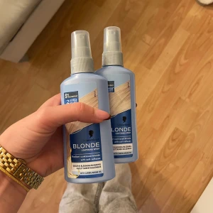 Blonde Lightening Spray från Schwarzkopf - 1 och en halv flaska av Blonde Lightening Spray från Schwarzkopf. Perfekt för att ljusa upp blont hår med vårdande arganolja. Enkel att använda med sprayfunktion. Ordinariepris 79kr st
