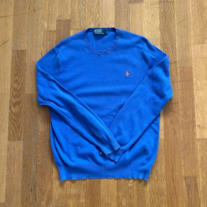 Ralph lauren tröja - Blå ralph lauren tröja i bra skick utan några deffekter. Vid intresse av fler bilder eller mått så är det bara att skriva så fixar jag.