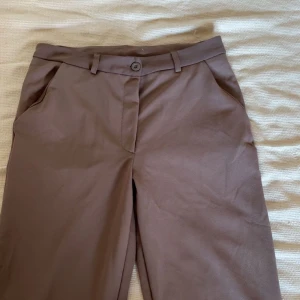 Bruna kostymbyxor - - bruna kostymbyxor från lager 157 - Storlek S  - Bra skick  - Lappen är bort sprettad men inga ytligare deftekter än så                                         Skriv om ytligare funderingar tryck annars köp nu 💕