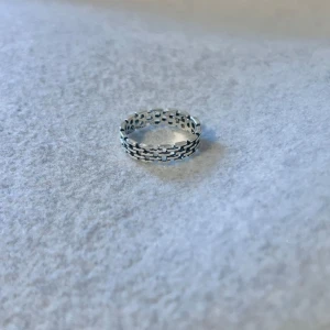 Silver ring - US storlek 6/6.5, diameter cirka 16.5–17 mm, omkrets cirka 51.8–53.5 mm.  Blanda och matcha dina favoriter! Köp flera artiklar tillsammans för rabatt och spara på frakten.  #silver #ring #vintage #smycken #klassisk