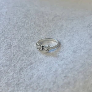 Silver ring - US storlek 6/6.5, diameter cirka 16.5–17 mm, omkrets cirka 51.8–53.5 mm.  Blanda och matcha dina favoriter! Köp flera artiklar tillsammans för rabatt och spara på frakten.  #silver #ring #vintage #smycken #klassisk