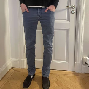Jacob Cohen byxor  - Tja säljer dessa Jacob Cohen chinos/jeans. Nypris 4699kr säljer för endast 899kr. Hör av er vid eventuella frågor 