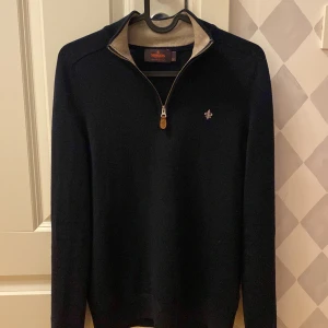 Mörkblå tröja från Morris - Säljer en stilren mörkblå tröja från Morris i 100% merino ull. Den är storlek XS och i väldigt fint skick! Om du har någon fundering eller intresse så är det bara att höra av dig!😊🥂