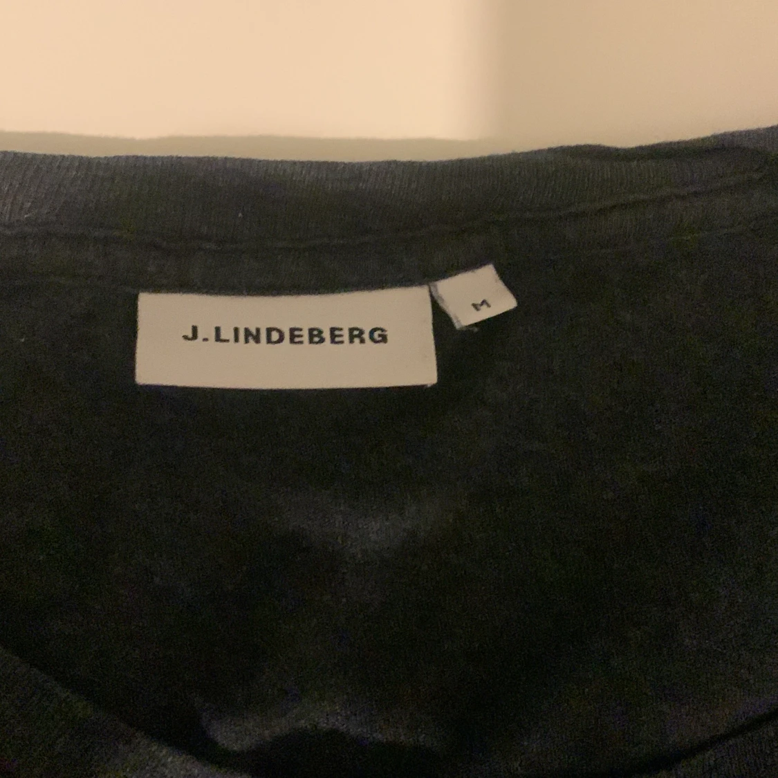 Mörkgrå t-shirt från J.Lindeberg - 1