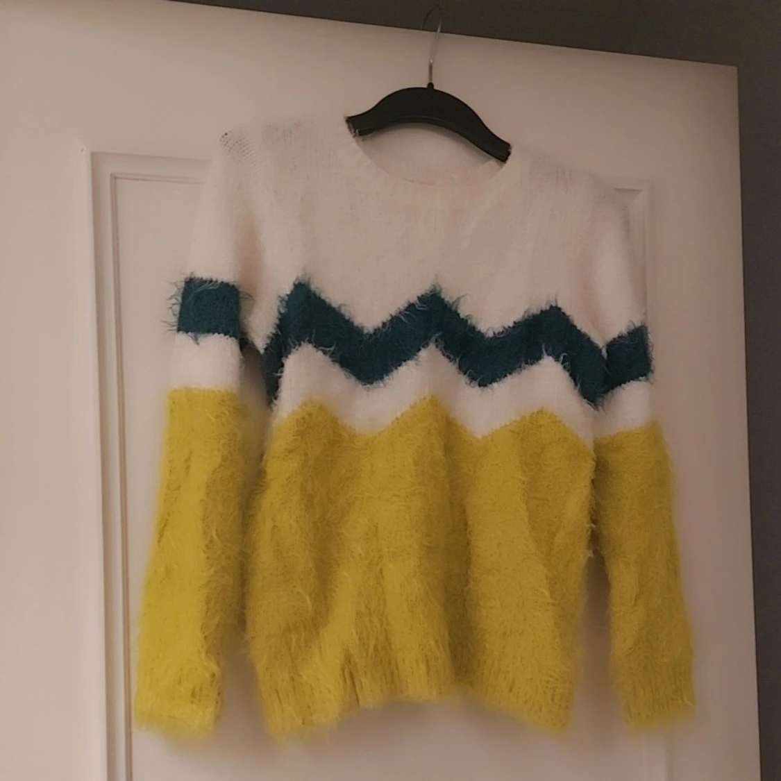 Flerfärgad fluffig  tröja  till flickor från H&M, storlek 10 år - 1