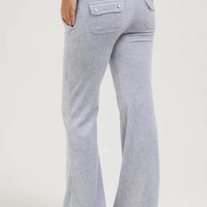 Grå mjukisbyxor med snörning - Säljer dessa byxor pga använder aldrig längre. Dom har bra skick förutom lite fläckar. Pris kan diskuteras. 