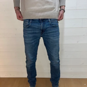 Replay anbass - Riktigt feta replay anbass| Bra skick|W30 L32| 499kr|Modellen är 179 cm| Hör av er om ni har frågor eller funderingar⚜️