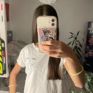 Vit t-shirt från Gina Tricot - Säljer en vit t-shirt från Gina Tricot med texten 'Ma Chérie' och en stjärna tryckt på framsidan. T-shirten har korta ärmar och är gjord i ett mjukt material. Köpt förra sommaren 💗