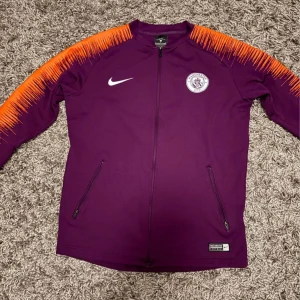 Man city långärmad tröja  - Säljer en city tröja. Str 147-158cm