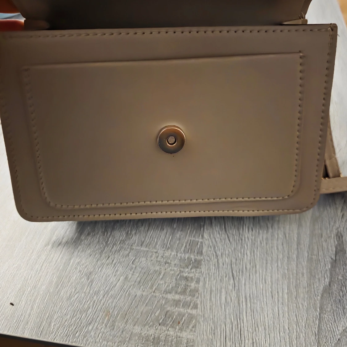 Oanvänd beige axelväska med gulddetaljer - 3