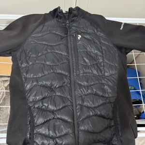 Peak performance Hybrid - Litet hål vid armbågen som är lagad, säljer billigt pga det