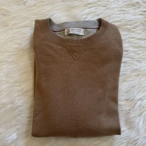 Brunello Cucinelli Cashmere Sweatshirt  - Säljer nu min riktigt snygga kashmir sweatshirt ifrån märket Brunello Cucinelli! Nypris på cirka 8499kr! Hör av er vid frågor & funderingar!