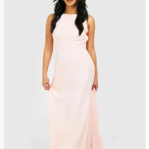 Petite lång klänning i färgen soft pink - Klänningen har en ärmlös design och är perfekt för speciella tillfällen. Klänningen jag säljer är i rosa och den blåa i bild 2 visar hur klänningen ser ut i bak. Den köptes i Boohoo och är tyvärr slutsåld! Klänningen är inte använd och har pris lapp kvar! Nytt pris 660kr. Varför jag säljer är för att jag beställde två st samma och ena kunde jag inte lämna tillbaka då retur tiden är över. 