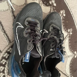 Nike skor  - Helt nya har använt lite har köpte nya så behöver inte dem längre dem har inga skador 