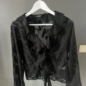 Svart volang blus - så fin aldrig använd blus från gina tricot 