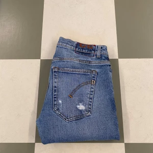 Blå jeans från Dondup - Snygga blå jeans från Dondup. De har en klassisk femficksdesign och en bekväm passform. Perfekta för en avslappnad stil. Väldigt unika och tvär feta dondups! Mycket eftertraktade och populära! Mycket bra skick! Storlek 32! Hör av dig vid frågor och funderingar! 42 cm i midjemått och 95 i längd!
