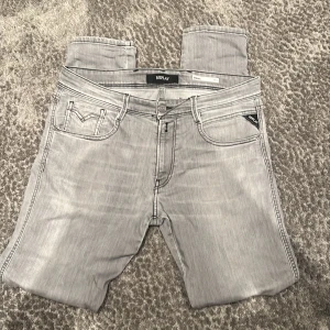 Replay anbass  - Gråa replay anbass jeans i storlek W31 L32