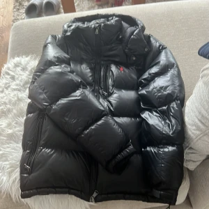 Svart dunjacka från Polo Ralph Lauren i storlek M.  - Säljer en snygg svart dunjacka från Polo Ralph Lauren. Perfekta jackan i vintern😊bara höra av sig om det är nåt ni undrar.