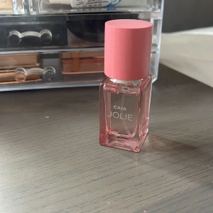 Parfym Jolie från CAIA - Säljer min oanvända Jolie parfym från Caia 💞💞 har två därför säljer jag en av dem!! Luktar super gott med en ton av ros, den håller länge. Pris kan diskuteras!!💞